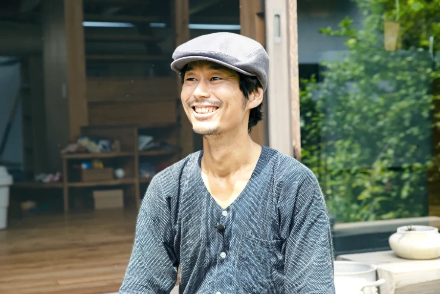 帽子をかぶって笑顔で話す40代の一人親方の内藤さん
